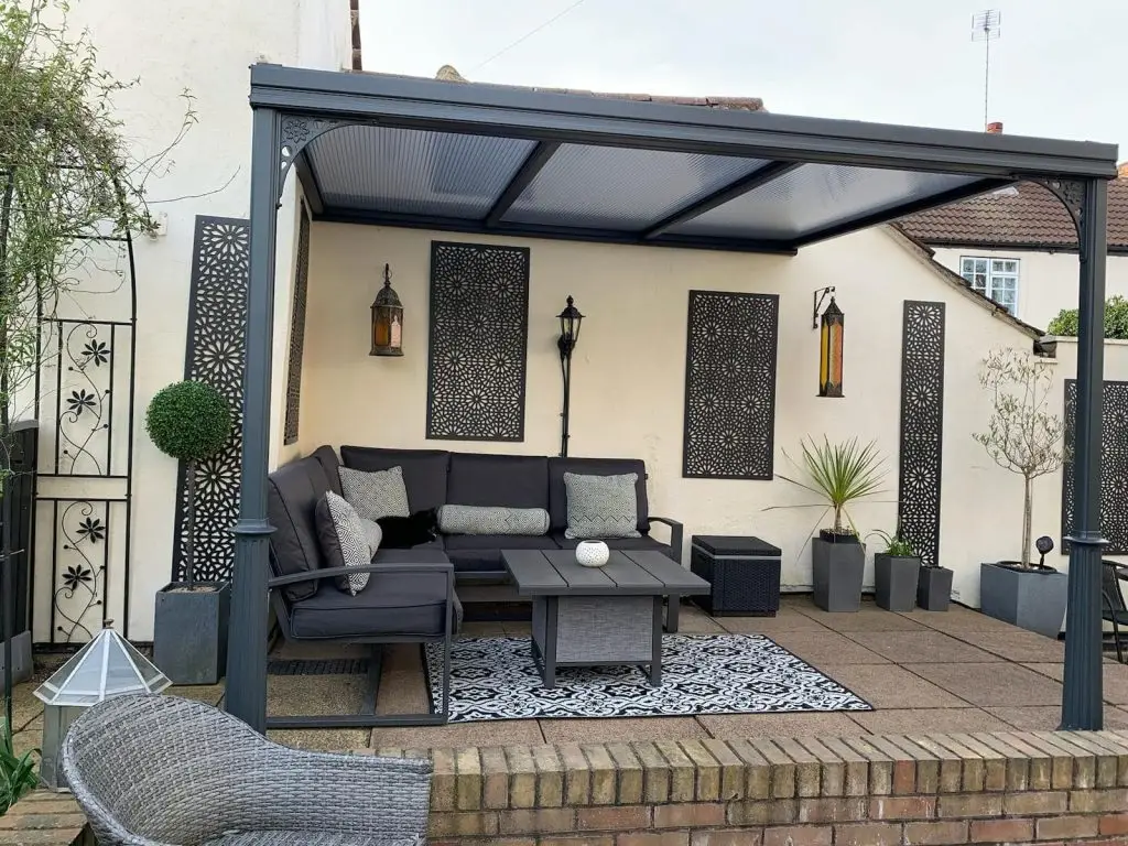 canopy-near-liverpool-stylish-veranda